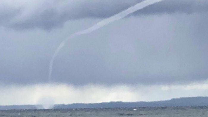 Así se vio la tromba marina en el lago Llanquihue