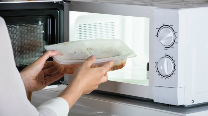 ¿Calientas la comida en tuppers plásticos? Mala idea, la ciencia asegura que te hace engordar