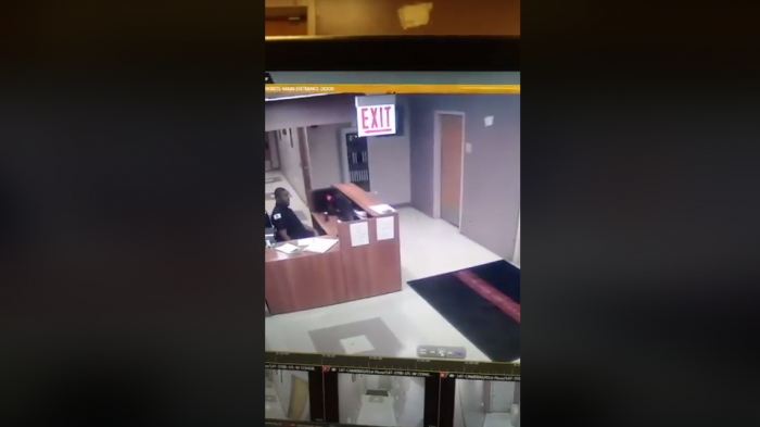 ¿Será real? Así reaccionó un guardia de seguridad al ver un supuesto fantasma