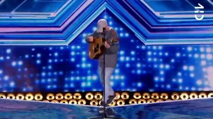 Dejó a Robbie Williams con cara de susto: La brutal caída de concursante de programa de talentos