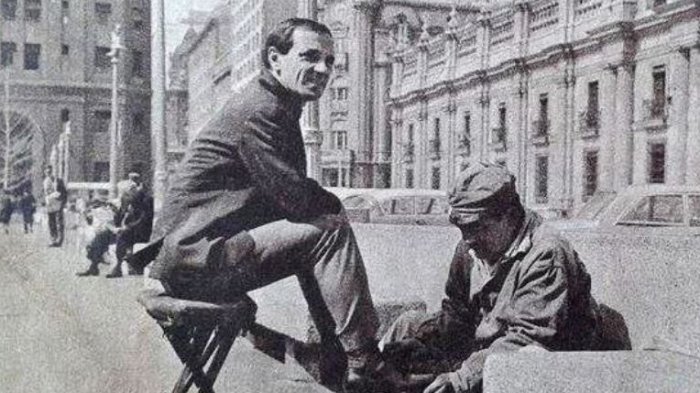 El día en que Charles Aznavour se lustró los zapatos frente a La Moneda