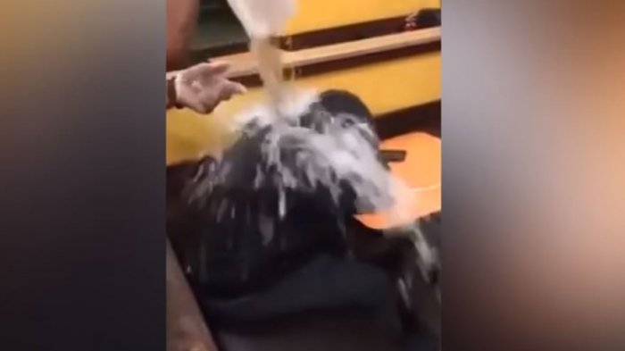 Trabajador lanzó un balde de agua a indigente que dormía adentro del local