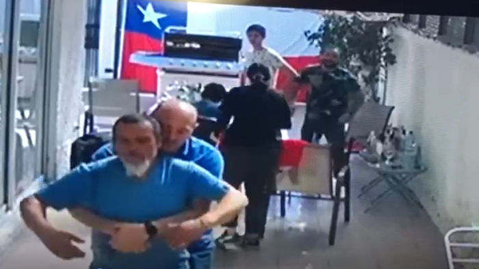 Se atragantó con un pedazo de carne, su familia se desesperó y él mismo guió los primeros auxilios