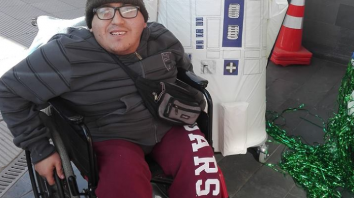 Tiene 21 años, sufre múltiples enfermedades, perdió un pie y se le están saliendo los implantes de su espalda