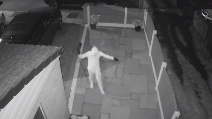 Así es como roban un auto en un minuto: Delincuentes vulneran la alarma de un vehículo en tiempo récord