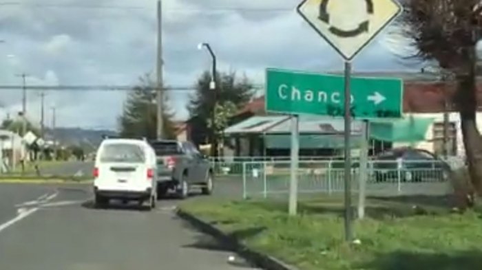 Se dio más vueltas que un trompo: Conductor que se dirigía a Chanco siguió la señalética y llegó al mismo punto de partida