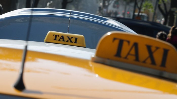 Agresivo taxista le quiso pegar a pasajera porque la carrera salió muy barata