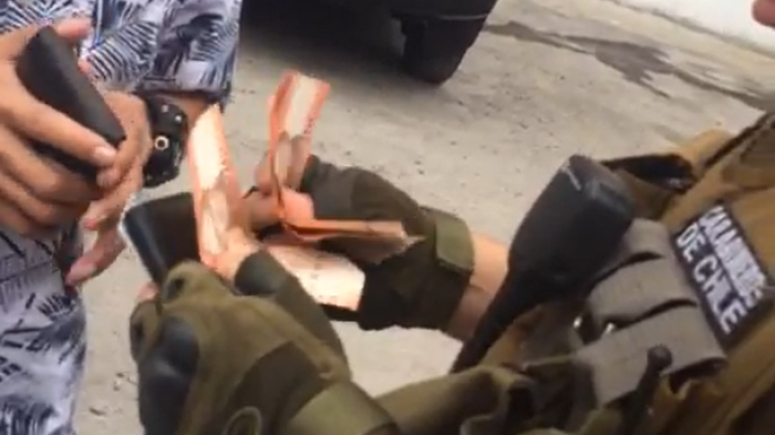 Quiso sobornar a carabineros con $80 mil, los oficiales lo detuvieron y grabaron todo para viralizarlo en Internet