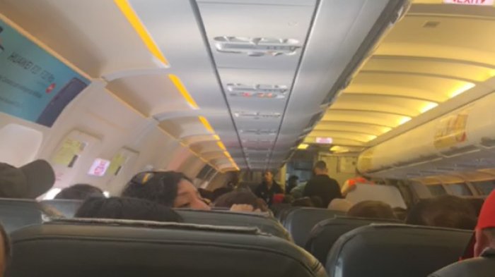 Familia fue expulsada de avión tras presunto escándalo con azafato: Tuvieron que pagar otro vuelo y una multa de $225 mil