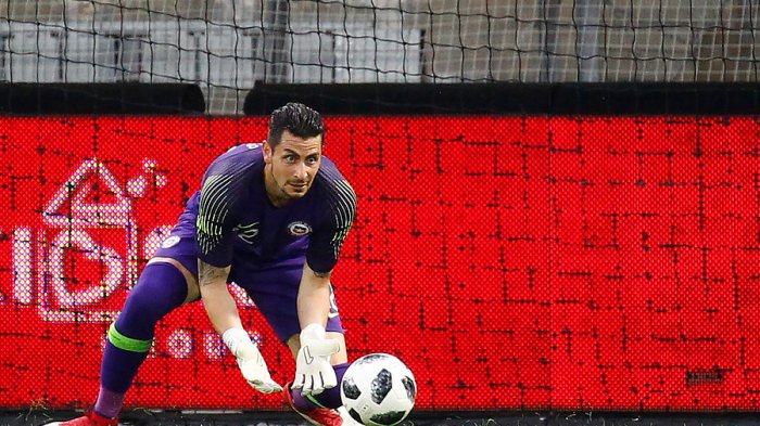 Y ahora ¿quién podrá defendernos? Gabriel Arias se fracturó y es nueva baja en La Roja