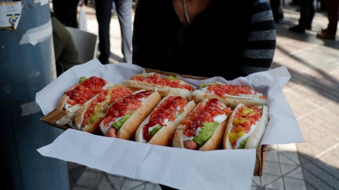 El completo más caro de su vida: Joven fue multado por comprar en el comercio ilegal