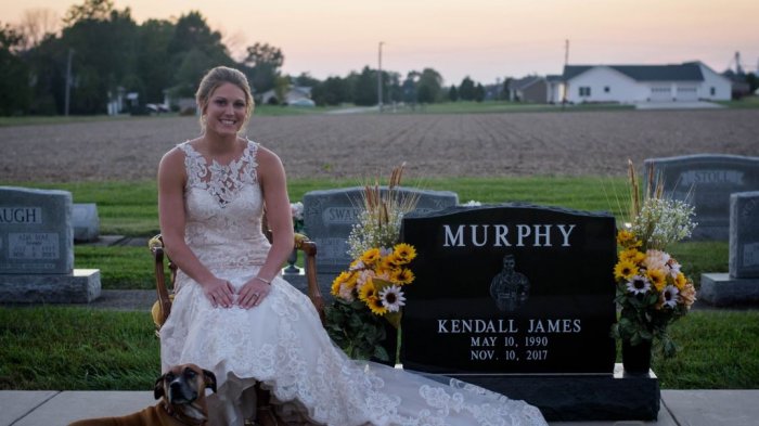 Mujer visitó la tumba de su prometido con el que se iba a casar vestida de novia