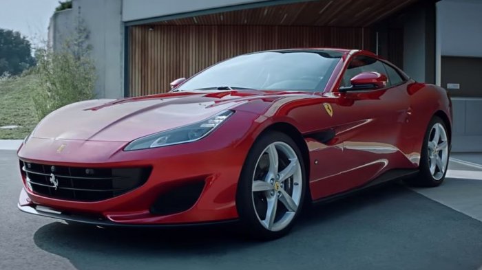 Apoderados se quejaron porque padre iba a dejar a su hija al colegio en un Ferrari