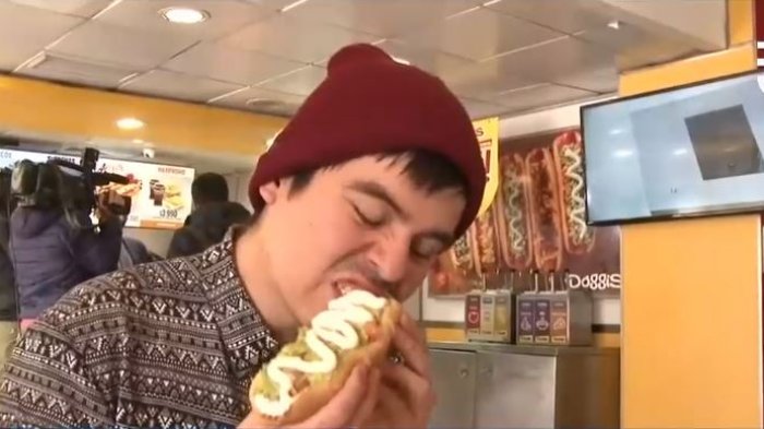 Concepción: Joven multado por comprar en la calle recibirá un año de completos gratis