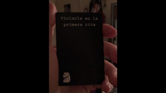 “Violarla en la primera cita”: Rechazo en redes sociales por juego de mesa chileno que contiene frases violentas