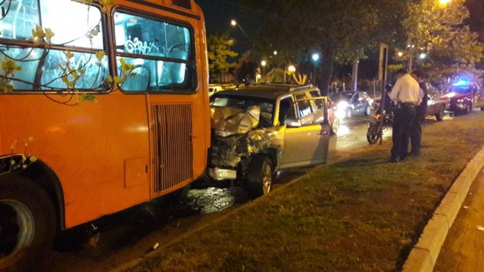 Delincuentes chocan con bus del Transantiago tras robar vivienda en Las Condes