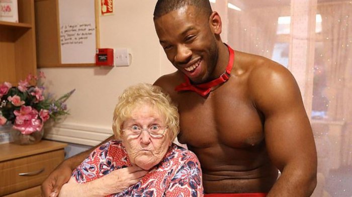 Comida caliente: Mujeres de la tercera edad contrataron sensual servicio de mayordomos para su cena