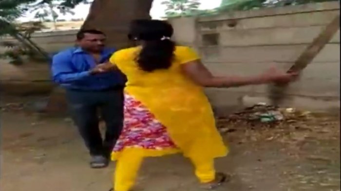 Le pegó con un palo: Mujer le dio una paliza a su ejecutivo de cuentas por pedirle sexo a cambio de aprobar su crédito