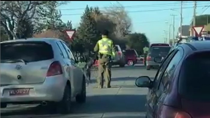 Lo más tierno que verás hoy: Carabinero fue sorprendido por un perrito que sólo quería jugar con él