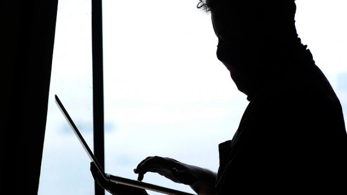 El peor ladrón del mundo: Se metió a robar y lo pillaron porque se quedó a mirar una película porno