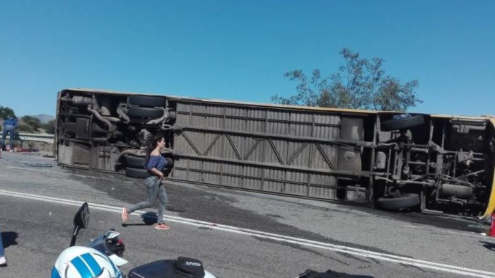 20 heridos, dos de ellos de gravedad: Violento volcamiento de un bus en la cuesta La Dormida