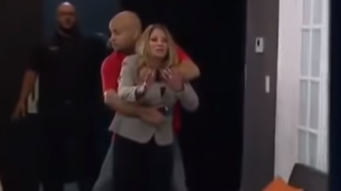 Momentos de tensión: Litigante tomó por el cuello a la Dra. Polo en medio de la grabación de “Caso cerrado”