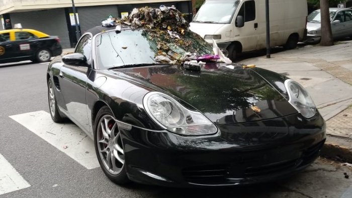 El conductor más odiado recibió su lección: Bloqueó la rampa de discapacitados y los vecinos le taparon el Porsche con basura
