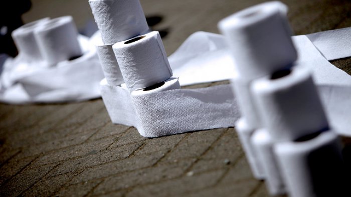 Fue a comprar dos rollos y terminó llevándose a su casa 20 paquetes de papel higiénico