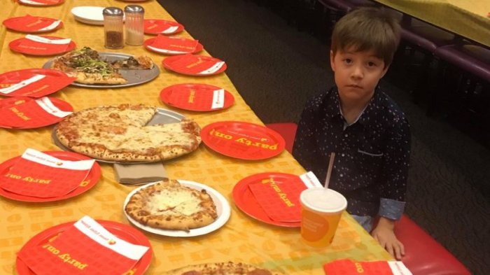 La triste imagen de un niño solo en su cumpleaños: Ninguno de sus 32 amigos llegó a la fiesta