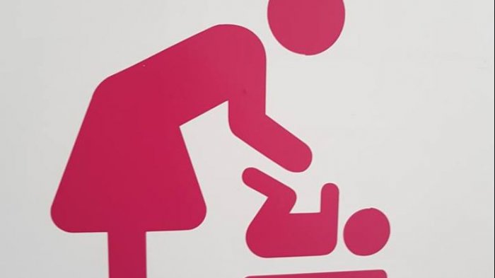 El aplaudido reclamo de un padre por la inexistencia de mudadores en los baños públicos de hombres