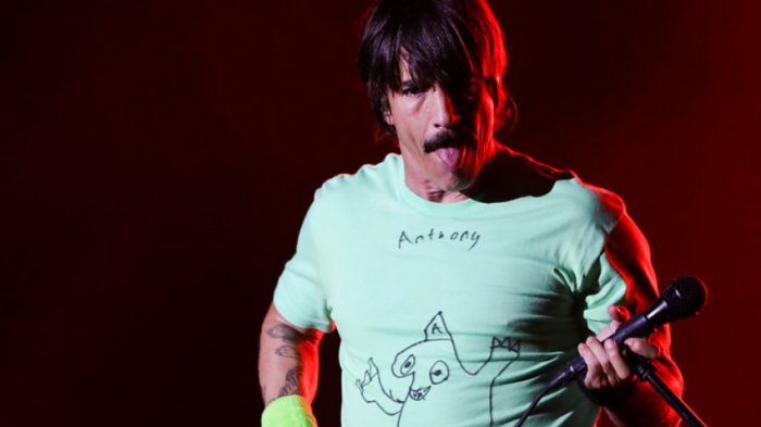 ¿Qué le habrá dicho? Expulsaron al vocalista de Red Hot Chili Peppers por insultar a un jugador de la NBA