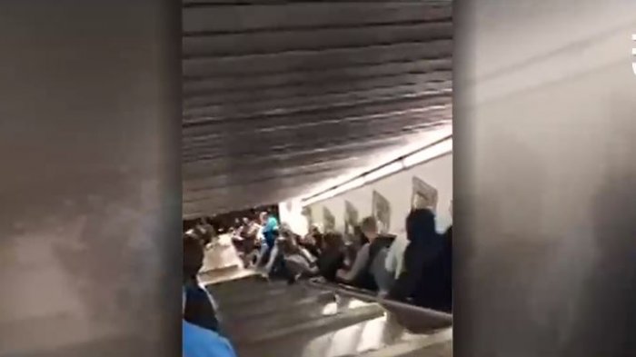 Impactantes imágenes: Una ola humana cayó a gran velocidad por una escalera mecánica en Italia