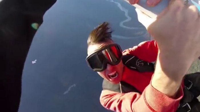 Caminaba por el ala de un avión en pleno vuelo: Rapero murió durante la filmación de video clip