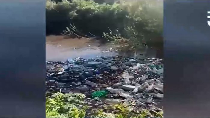 Río de plástico: Vecinos del estero Quilque denunciaron grave contaminación medioambiental de las aguas