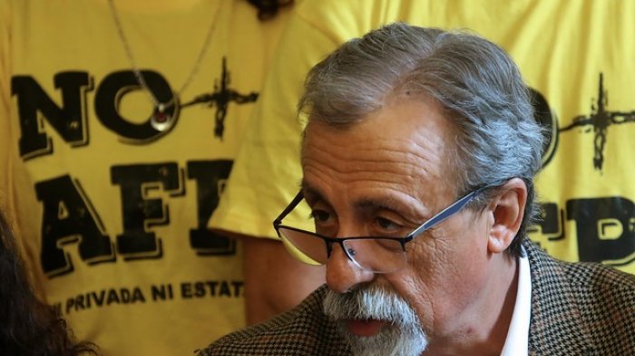 Dirigente NO+AFP fue detenido por Carabineros en manifestación en plena Alameda