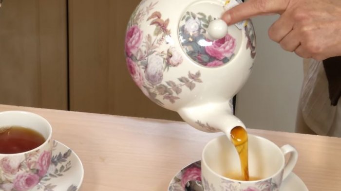 Abuela enloqueció y le disparó a nieto que puso una taza de té en uno de sus muebles sin posavasos