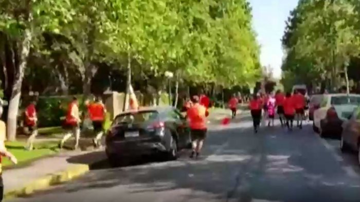 Participantes de una corrida lanzaron conos y patadas a conductor que ingresó a calle donde transitaban: Era un adulto mayor