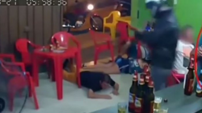 Lo distrajo Whatsapp: Cliente de un bar no se dio cuenta que el local donde bebía estaba siendo asaltado