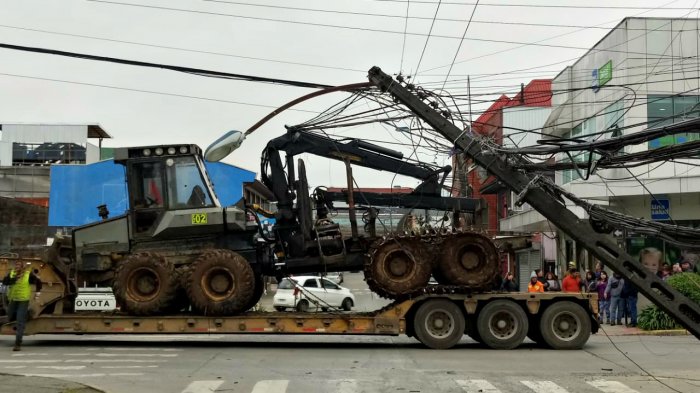 Mala maniobra de un camión con maquinaria pesada botó postes de luz en varias cuadras del centro de Valdivia