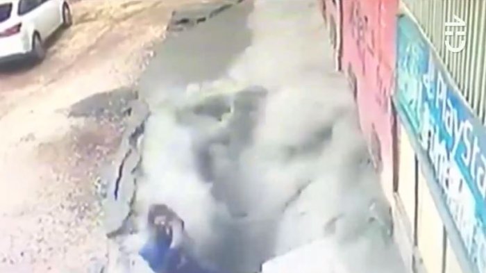 Tremendo hoyo: Gigantesco socavón se tragó a dos mujeres que conversaban en plena vereda