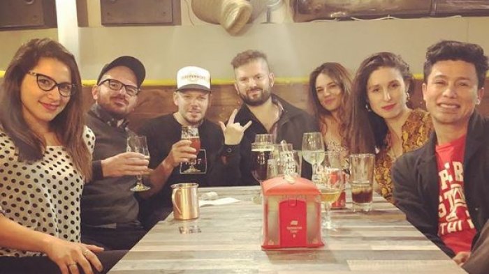 La ondera foto de Residente con Giorgio Jackson, Gabriel Boric, Francisca Valenzuela y Loreto Aravena