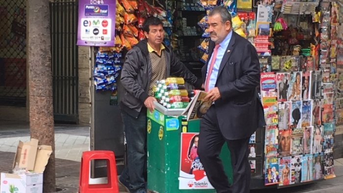 Compra poderosa: Andrónico Luksic salió de su oficina para adquirir la última edición de diario The Clinic