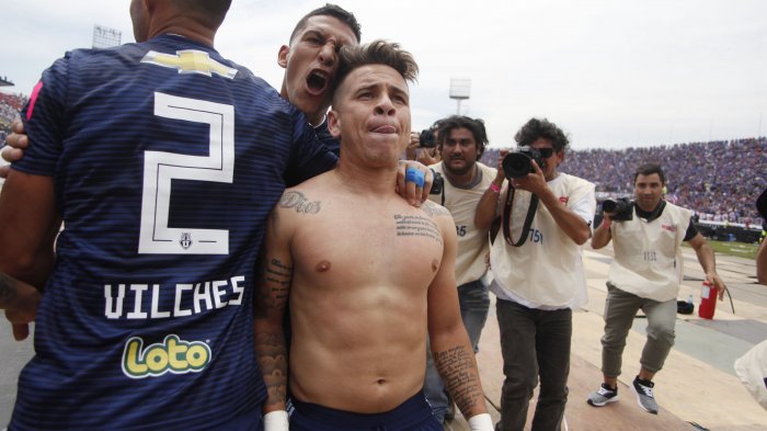 U. de Chile derrotó a la UC y le pone emoción al término del torneo