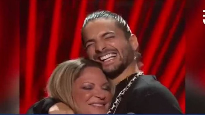 El romántico beso entre la Doctora Polo y Maluma que se robó la atención en premiación