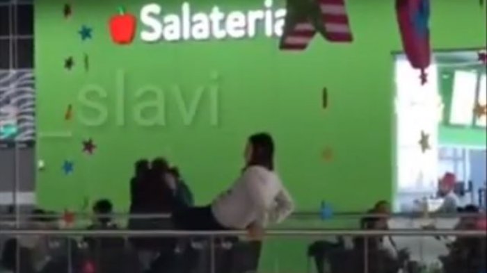 Todo por una selfie: Se subió a un pasamanos para tener una foto llamativa y cayó al vacío desde un tercer piso