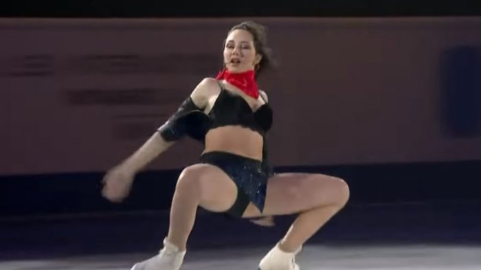 El sensual baile que le valió alcanzar el oro a una patinadora sobre hielo que quedó en ropa interior