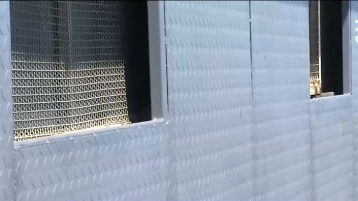 Bala loca: Blindan con planchas de acero a jardín infantil en Valparaíso para evitar tragedias