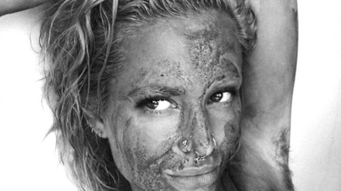 Mujer colocó fluido menstrual en su cara y cuerpo para promover la 