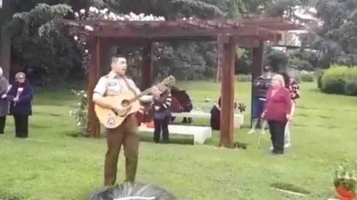 “Ángel para un final”: Carabinero cantó tema de Silvio Rodríguez para acompañar a visitantes al cementerio