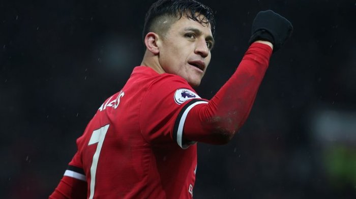 Alexis Sánchez volvió a la titularidad con una asistencia en el triunfo como visitante del Manchester United